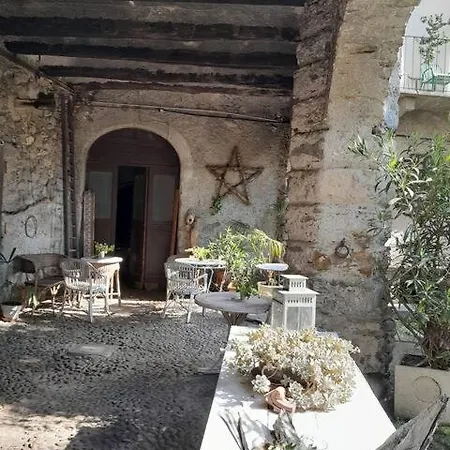 In Dimora Storica Con Patio Fiorito *